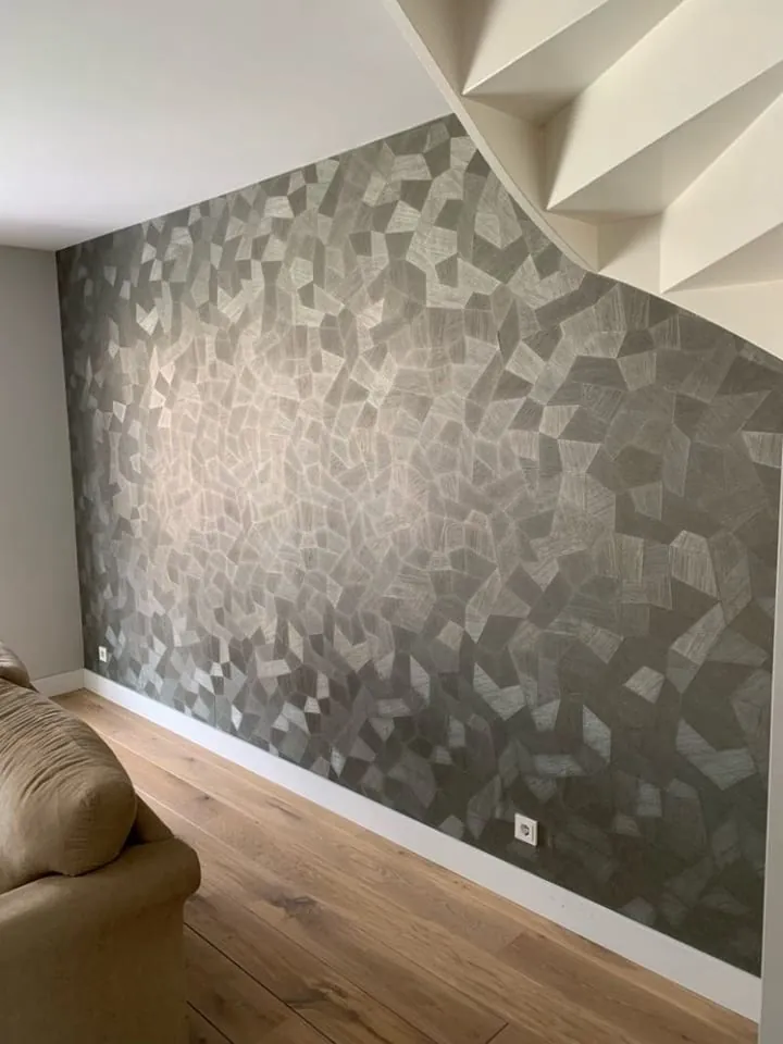Grafisch behang op een wand langs de trap