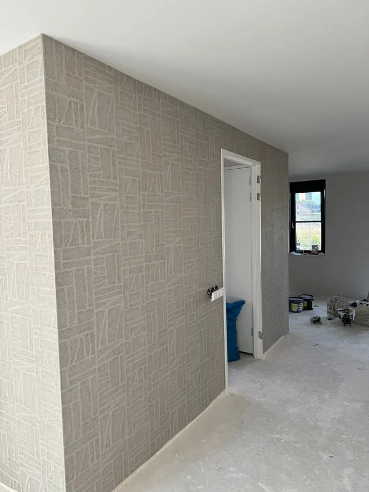 Linnenlook behang in een hal, tot in de hoek doorgezet