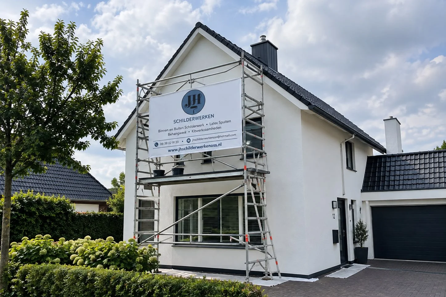 Woning in Oss met een rolsteiger tegen de topgevel en het spandoek van JH Schilderwerken