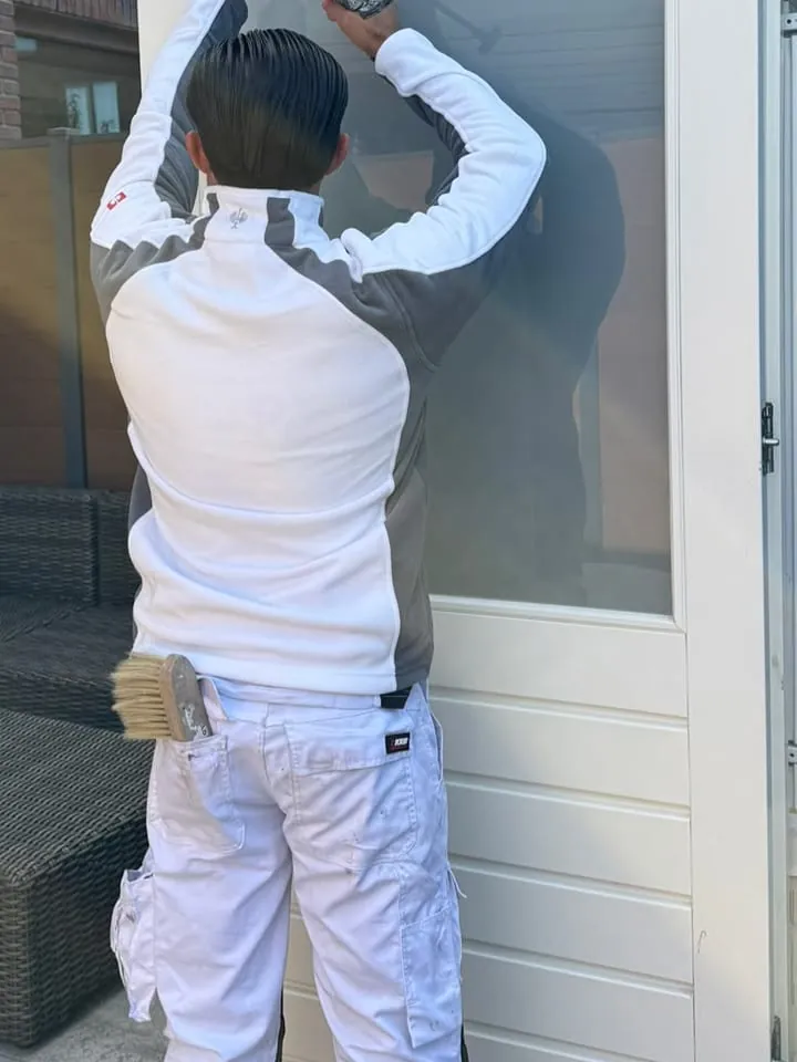 Glaskit strak afgewerkt langs het glas van een buitendeur