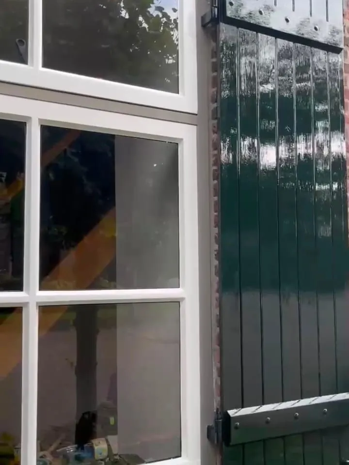Zwarte binnendeur in een nieuwbouwwoning, egaal afgewerkt