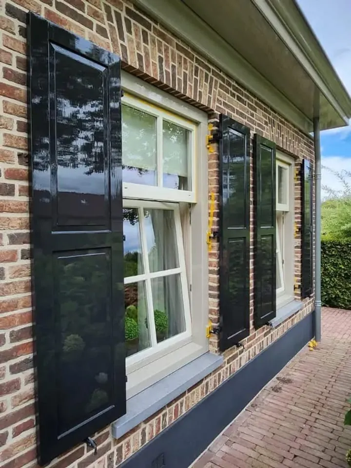 Garagedeuren in antraciet hoogglans, strak gespoten