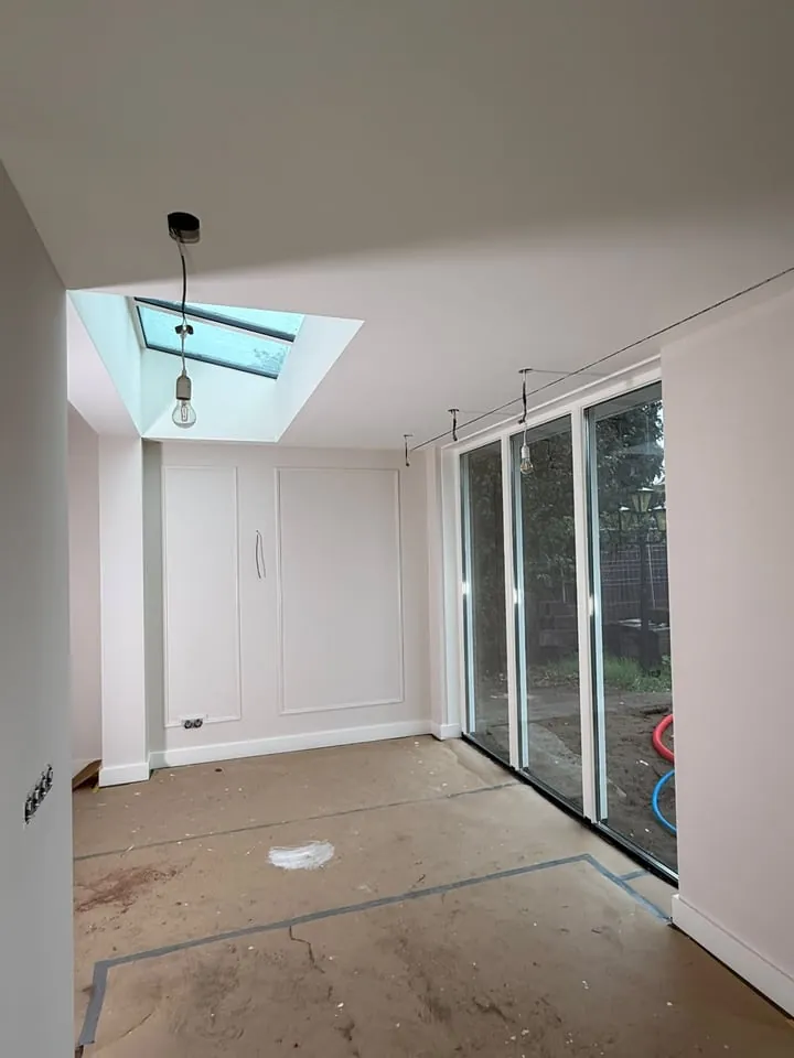 Plafond met daklicht boven een paneelwand