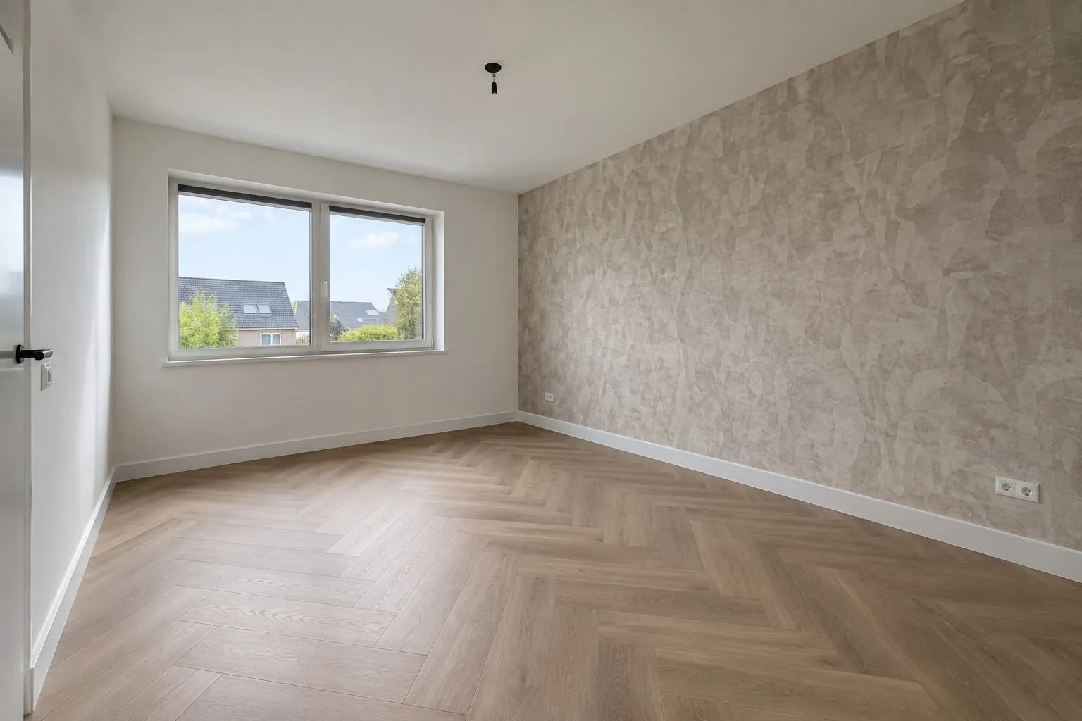 Slaapkamer in Uden met licht geschilderde wanden, plafond, kozijn en plinten en een accentwand met Arte behang